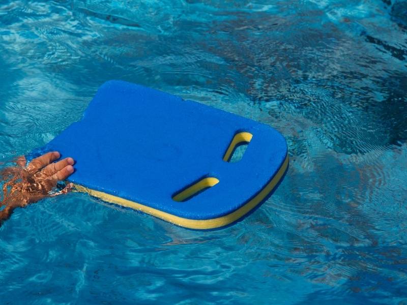 Pływaj z wyporem, aby być bardziej efektywnym w wodzie