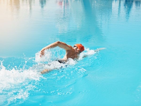 Jak pływanie wpływa na trening cardio?