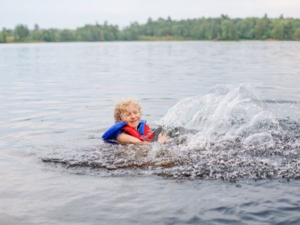 Przewodnik po wyborze idealnej kamizelki do pływania dla Twojego dziecka