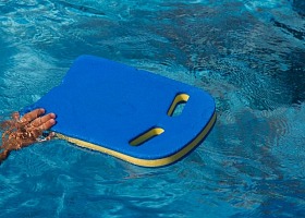 Pływaj z wyporem, aby być bardziej efektywnym w wodzie